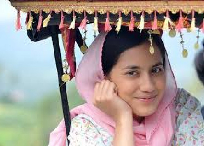 Tak Terpikirkan! Ternyata Ini 5 Tradisi Suku di Indonesia, Enak-enak Lho!