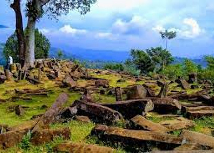 Megalit Ajaib Gunung Padang, Pesona Kekuatan Prasejarah Tanah Jawa, Batu Kujang dan Semen Purba Salahsatunya!