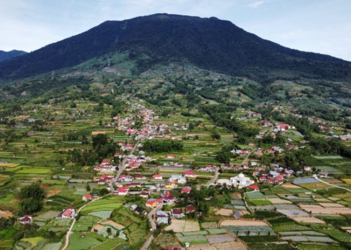 Menelisik Gunung Singgalang Sumatera Barat, Dari Sajikan Keindahan Hingga Kisah Mistisnya!