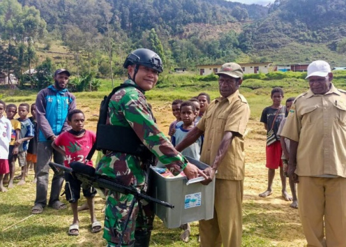 Luar Biasa, Satgas Yonif 721/Mks Berikan Bantuan Perlengkapan Siswa SD di Papua