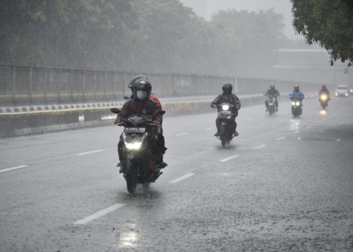 5 Tips Aman Berkendara Saat Musim Hujan 