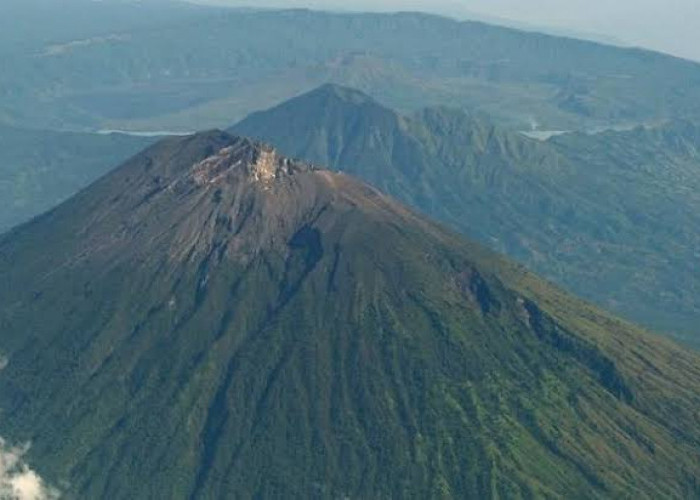 Jangan Sembarangan! Segitiga Bermuda Indonesia dan Makam Keramat Ada di Puncak Gunung Salak