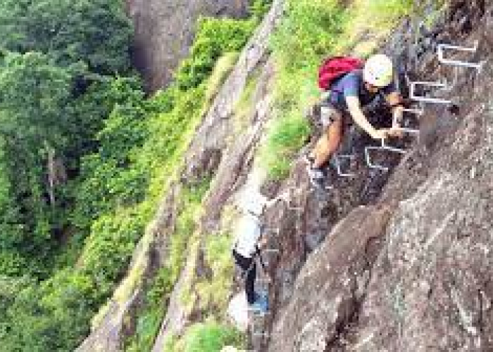 Pendakian Berbeda di Gunung Parang, Eksplorasi Jalur Ferrata yang Unik di Indonesia
