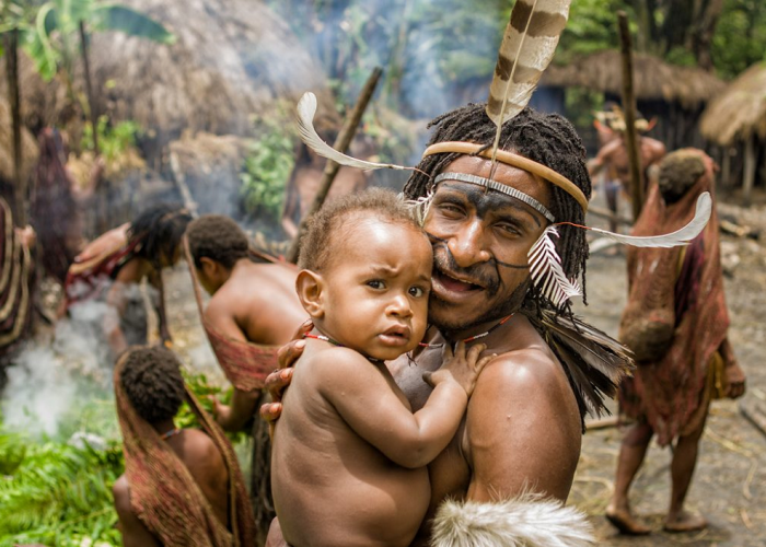 Laki-laki Menyusui Bayi, Kebudayaan Suku Aka yang Menarik Perhatian Dunia!