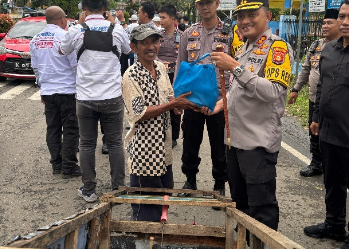 Tebar Kebaikan di Ramadhan , Polres Pagar Alam Bagi Bagi Takjil