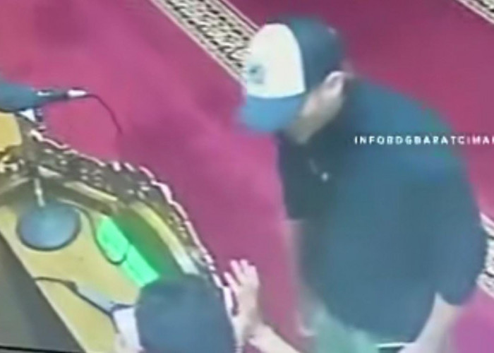 Miris! Bule Marah dan Meludahi Petugas Masjid di Bandung Saat Menyetel Bacaan Al Qur'an