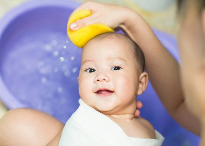 Bunda Kamu Harus Tau! Begini 7 Cara Melebatkan Rambut Bayi Secara Alami dan Efektif 