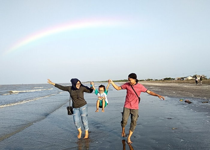 Keluarga Bahagia di Pantai Tanjung Baru Karawang, Liburan Penuh Kenangan yang Wajib Dikunjungi!