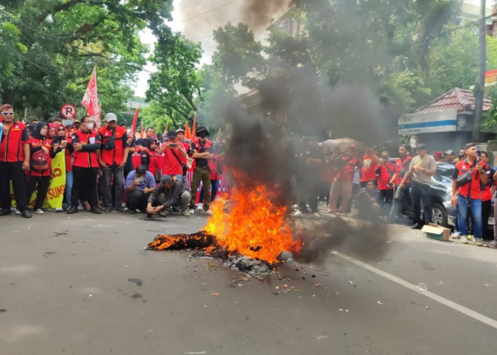 Bakar Ban Wujud Protes Ketidakjelasan UMSP,  SPSI Sampaikan 7 Tuntutan Ini