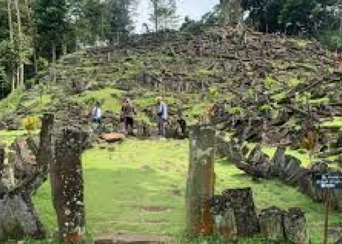 Mengungkap Rahasia Tersembunyi di Gunung Padang, Tempat Wisata Menyimpan Logam Mulia di Indonesia