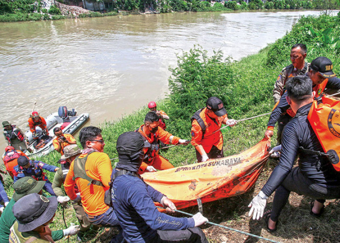 Area Pencarian Diperluas, Temukan Dua Korban Tenggelam di Kali Jagir