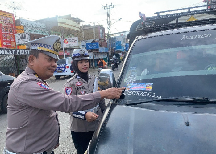Ajak Masyarakat Disiplin Berlalu Lintas, Polres Pagar Alam Lakukan Pemasangan Stiker Edukasi