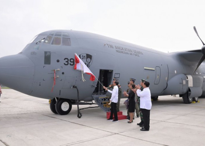 Menhan Prabowo Serah Terima Pesawat C-130J-30 Super Hercules ke TNI, Disaksikan Langsung Presiden RI
