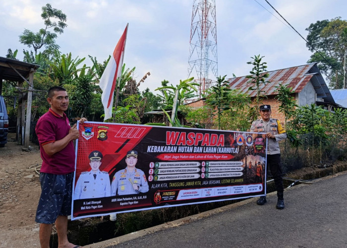 Cegah Karhutla, Bhabinkamtibmas Sebar Spanduk Imbauan kepada Masyarakat