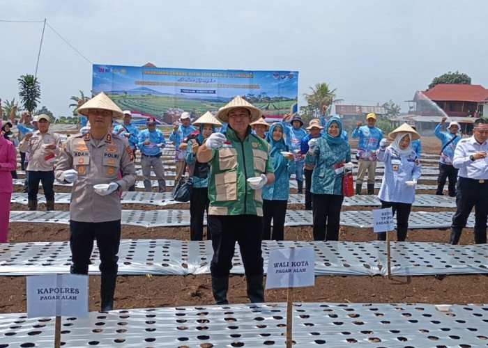 Kapolres Pagar Alam besama Walikota Tanam Barang Putih Serentak