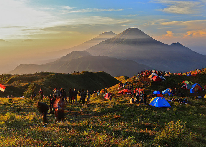 10 Rekomendasi Gunung di Indonesia yang Punya Keindahan Luar Biasa dan Wajib Dikunjungi!