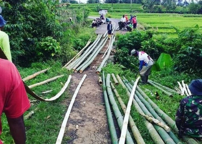 Warga Dusun Ayek Salak Gotong Royong Perbaiki Jembatan