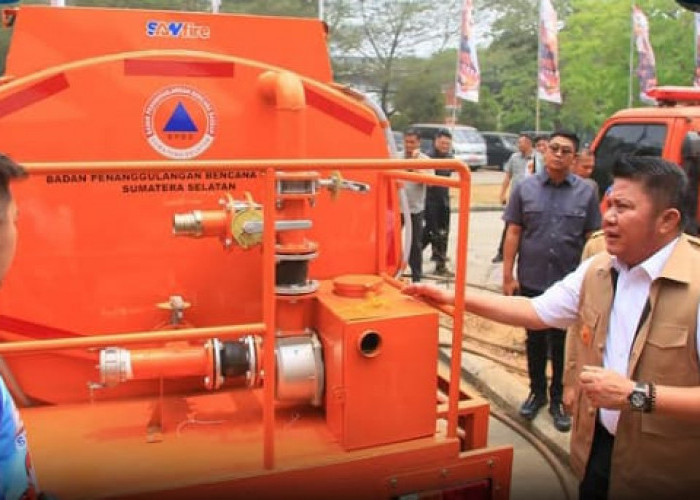 Herman Deru Cek Logistik Karhutla, Stok Masker hingga Mobil Tangki Diperiksa