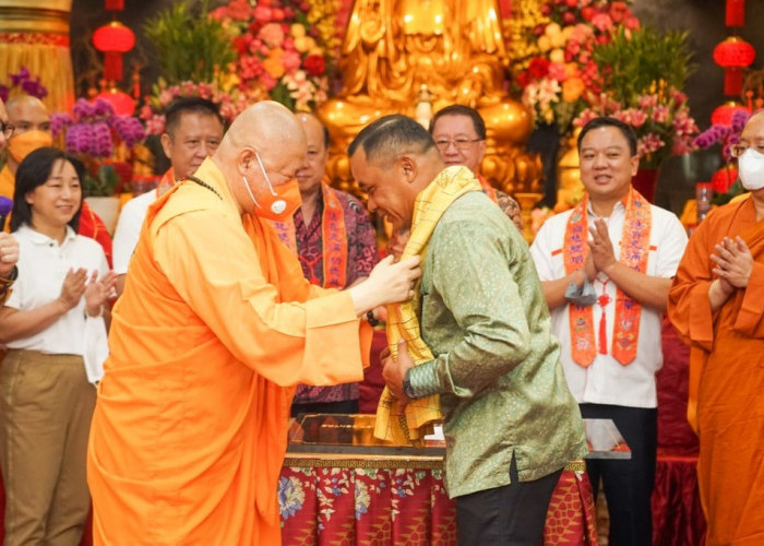 Pangdam Jaya Kunjungi Wihara Ekayana Arama, Pesannya Kepada Bhiksu Seperti Ini
