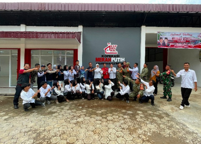 Dorong Pertumbuhan Ekonomi Kerakyatan,  Kemeenkop RI Tinjau Pembangunan KDKMP Ulu Rurah