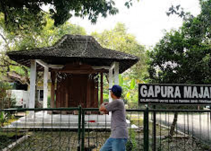 Peninggalan Bersejarah Yang Diabadikan! Inilah Pintu Gerbang Kerajaan majapahit Di Jawa Tengah  