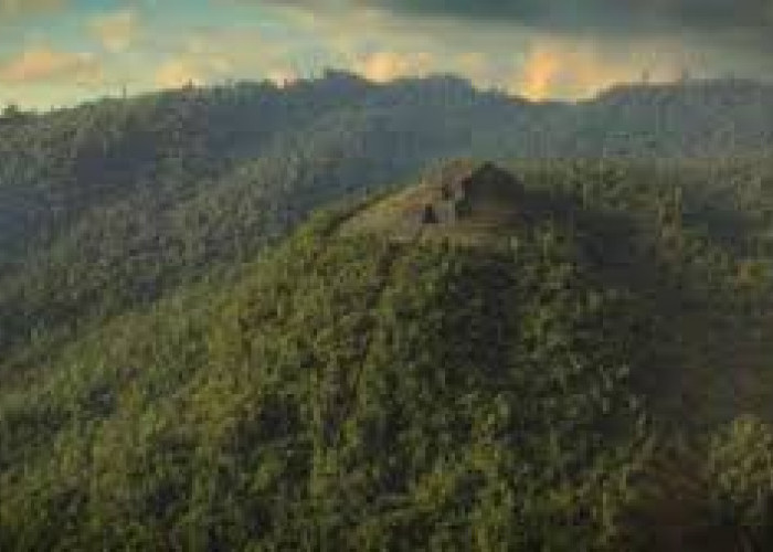 Kontoversi 3 Ton Logam Mulia Terkubur di Gunung Padang