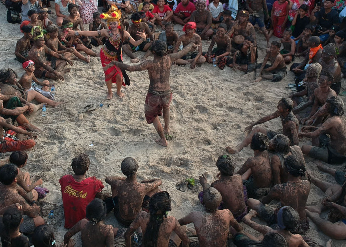 Apakah Ini Normal? Berikut 5 Tradisi Membingungkan Suku Di Nusantara