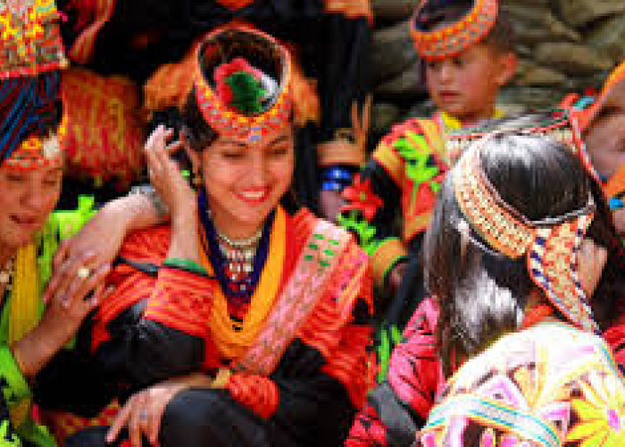 Luar Biasa! Ternyata Ada 5 Tradisi Enak-enak Suku Indonesia, Ada Malam Pertamanya Lho