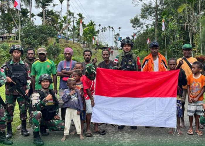 Gencarkan Komsos, Satgas Yonif 122/TS Ajak Warga Kibarkan Bendera Merah Putih di Perbatasan Papua