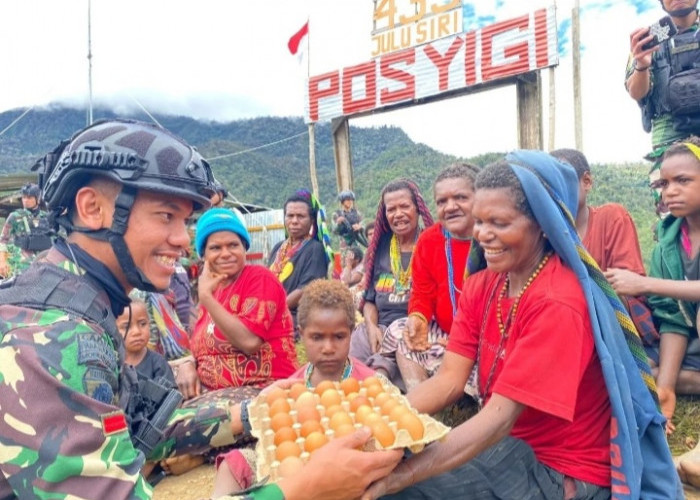 Peringati HUT Yonif 433/JS, Personel TNI Pos Yigi Bagikan Bahan Makanan Kepada Masyarakat Nduga