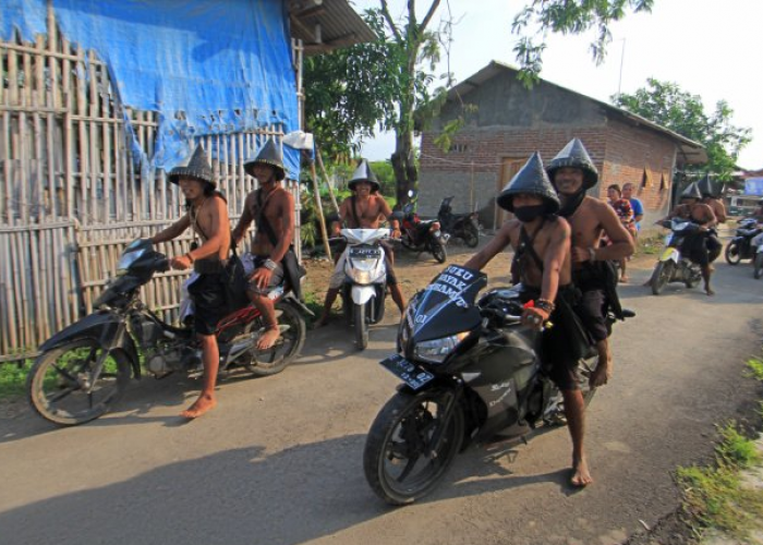 Mengendarai Motor Tanpa SIM dan Helm, Apakah Ini Cara Suku Dayak Losarang Menjaga Adat?