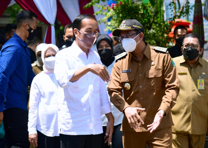 Presiden Jokowi Bagikan Bansos di Pasar Larangan Sidoarjo