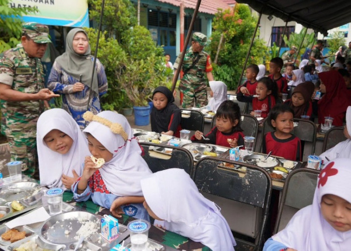 200 Siswa SD Nikmati Masakan Dapur Lapangan Bekangdam II/Swj