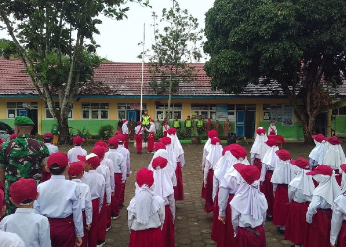 Babinsa Ini Jadi Irup di SDN 13 Pagar Alam, Berikan Motivasi Belajar Siswa