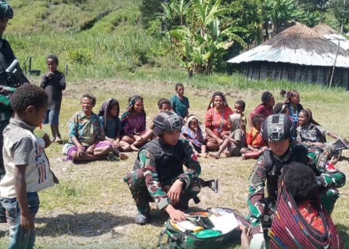 Satgas Mobile Raider 300/BJW Siliwangi Serbuan Kesehatan di Kampung Wombru Papua
