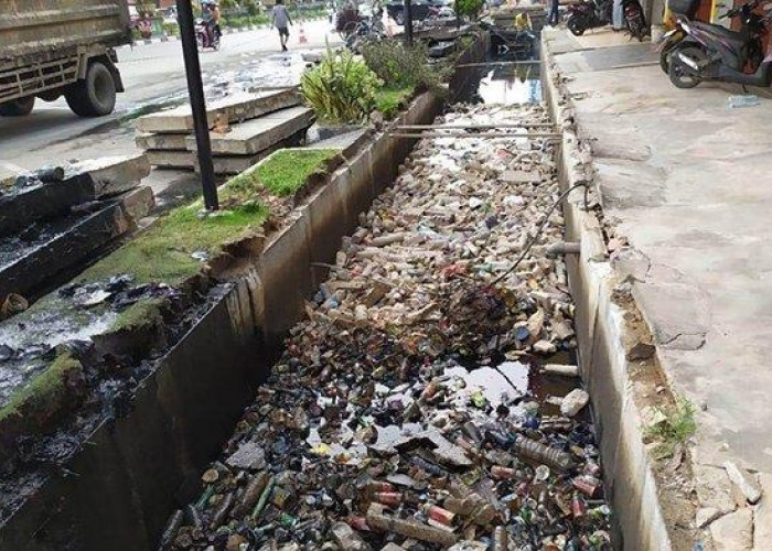 Tumpukan Sampah Biang Banjir Dadakan, Lurah Sukorejo Mengingatkan Warga untuk Jaga Kebersihan Lingkungan