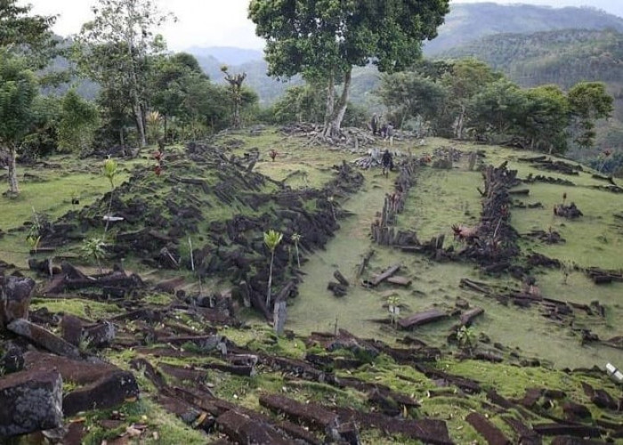 Melihat Lebih Dekat Gunung Padang: Fakta Menarik dan Mitos tentang Harta Karun Legendaris