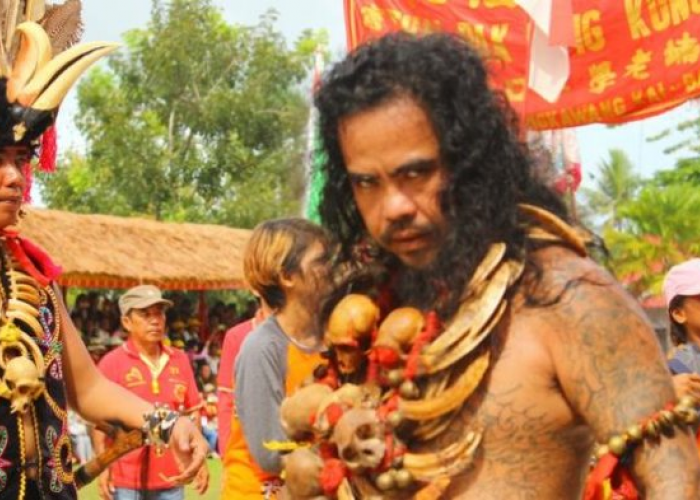Dari Gemblak hingga Ritual Dukun, Tradisi Tak Biasa Suku-suku di Indonesia!