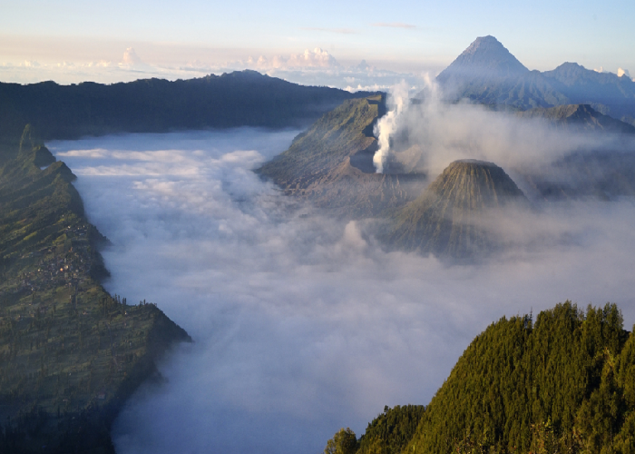 Menguak Sejarah dan Misteri di Balik Gunung Tikung, Kalimantan