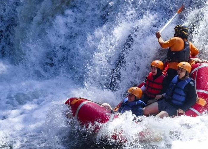 Coba Tantang Adrenalinmu Ke Destinasi Wisata Arung Jeram Sungai Kaliwatu, Dijamin Asik!