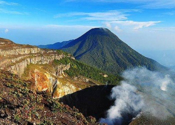 Menjelajahi Keajaiban Gunung Gede Pangrango, 4 Mitos Tak Terduga yang Membuat Anda Merinding