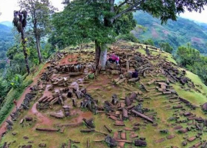 Menelusuri Jejak Sejarah Gunung Padang, Benarkah Piramida Tertua Ada Disana? 