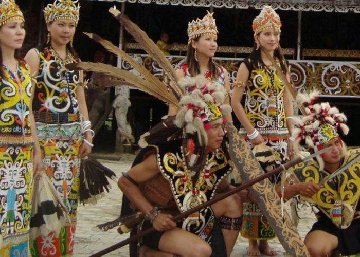 Pakaian Tradisional Kalimantan yang Anggun Nan Cantik!