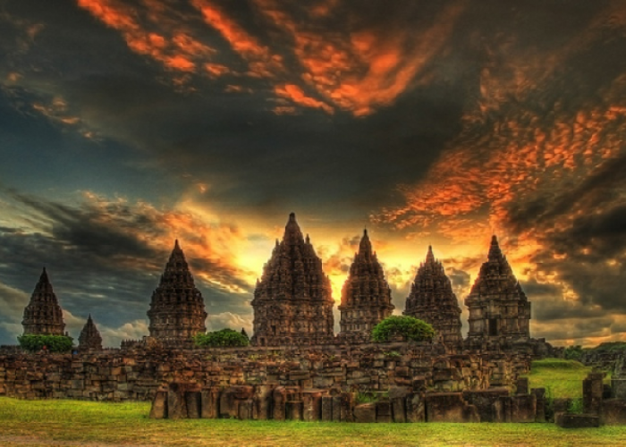 Prambanan di Malam Hari: Antara Keindahan Sejarah dan Misteri Gamelan yang Menggugah!