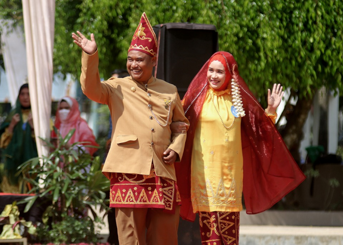 Eksplorasi Keindahan Budaya, 7 Ciri Khas Pakaian Adat Suku di Kalimantan