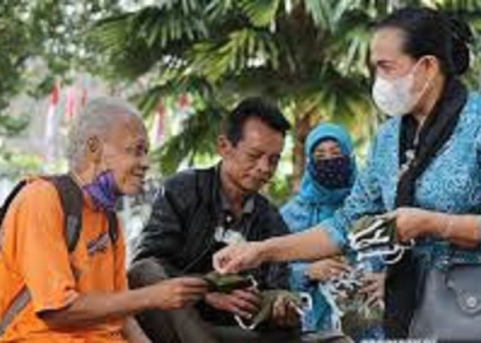Blusukan ke Rumah Warga Bagikan Masker