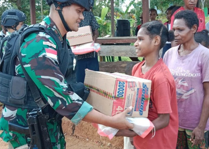 Peduli Kasih di Perbatasan RI-PNG, Satgas Yonif 725/Woroagi Bagikan Sembako dan Santuni Anak Yatim