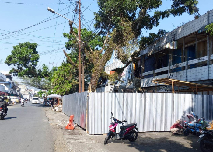 Pedagang Tetap Berjualan Meski Pasar Dempo Permai Mulai Direhab