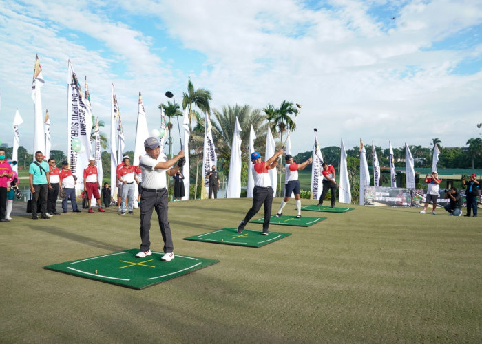 Pukul Bola Asap, Menpora Amali Hadiri Turnamen AMA Executive Golf di Sedayu Indo Golf Jakarta