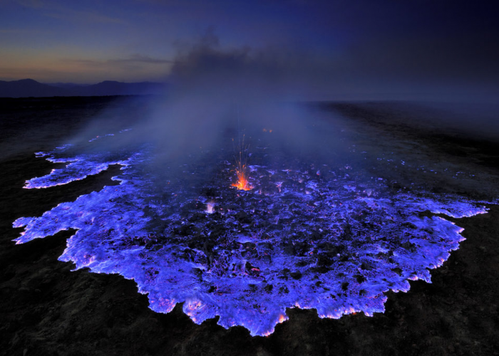 Hanya Ada 2 di Dunia, Inilah Keunikan Blue Fire Kawah Ijen yang Dimiliki Indonesia